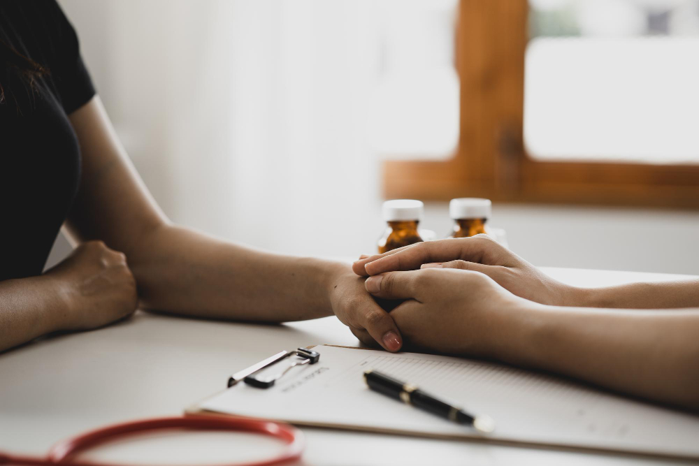 Doctor encouraging patient during MDMA addiction treatment in Colorado Springs consultation